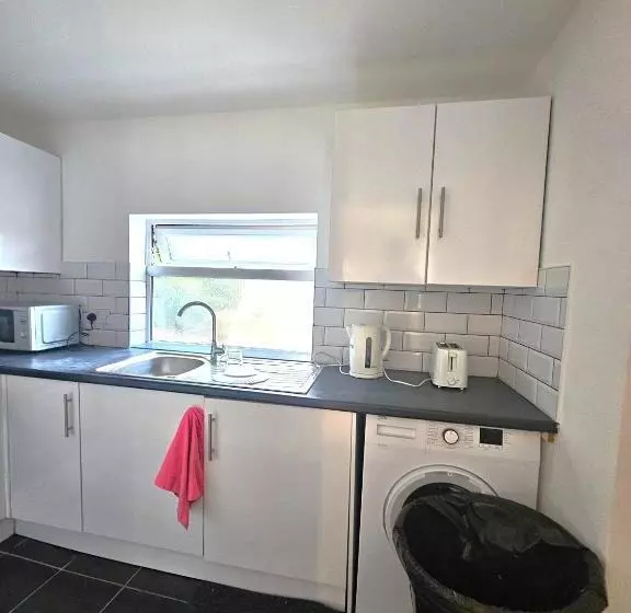 پانسیون Luxurious Guesthouse Accommodation For Professionals And Students Near Cardiff City Centre