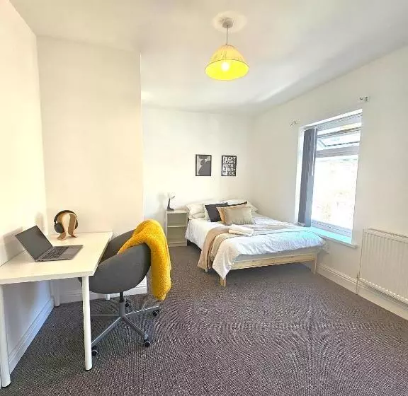 پانسیون Luxurious Guesthouse Accommodation For Professionals And Students Near Cardiff City Centre