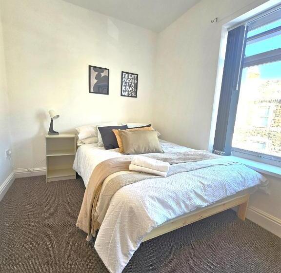 Pension (Hôtel basse catégorie) Luxurious Guesthouse Accommodation For Professionals And Students Near Cardiff City Centre