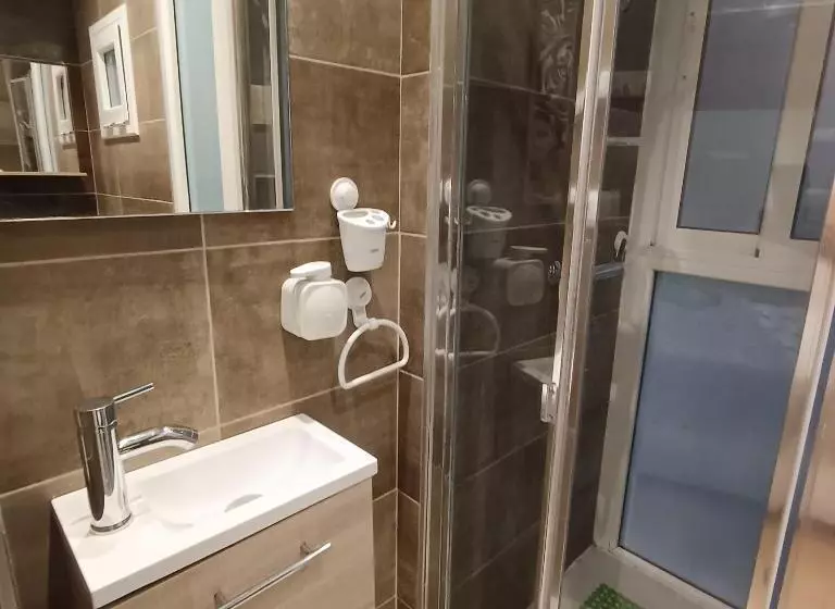 تختخواب و صبحانه Colon Rooms