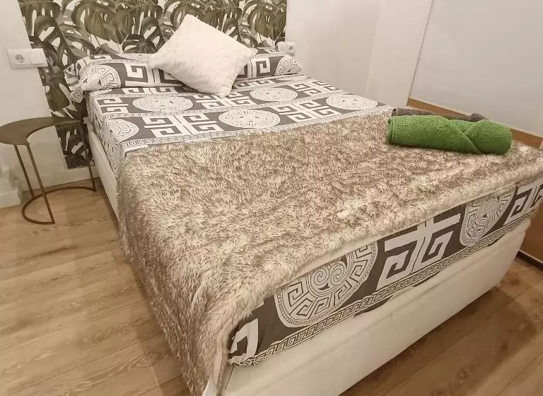 تختخواب و صبحانه Colon Rooms