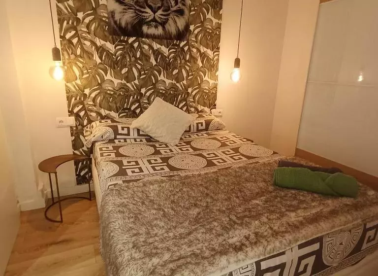 تختخواب و صبحانه Colon Rooms