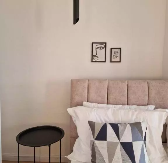 تختخواب و صبحانه Coral Beach Apartment