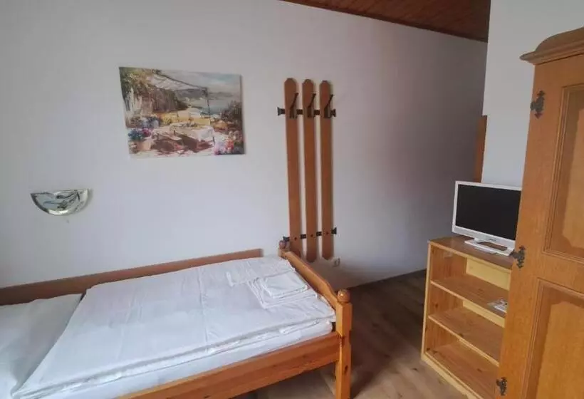 Hotelli Dorfgasthof Tiefenbacher