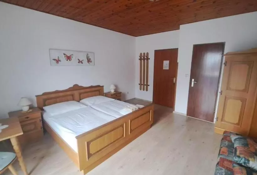 Hotelli Dorfgasthof Tiefenbacher