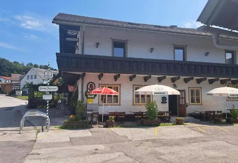 Hotelli Dorfgasthof Tiefenbacher