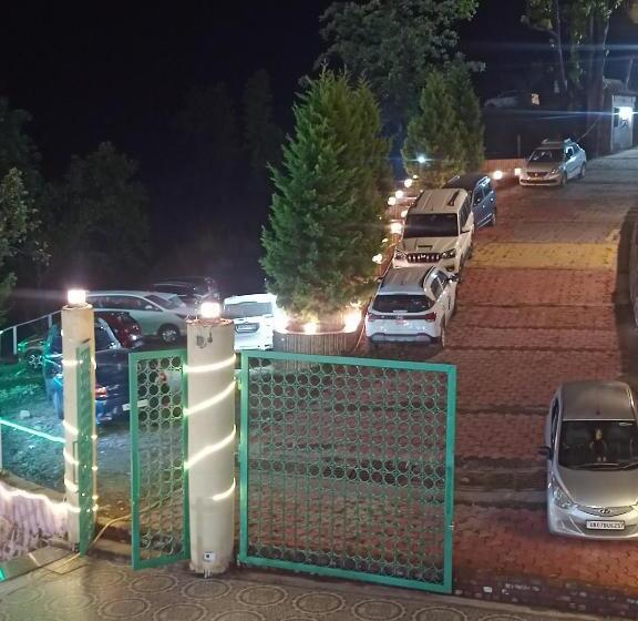 استراحتگاه Parvat Villas