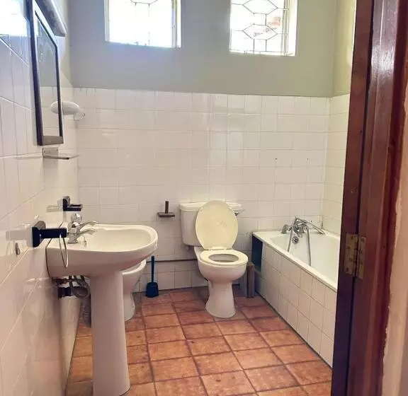 Mwanana Hostels And Homes