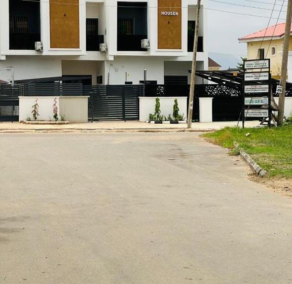 پانسیون Zizi Luxury Homes & Apartments House 4