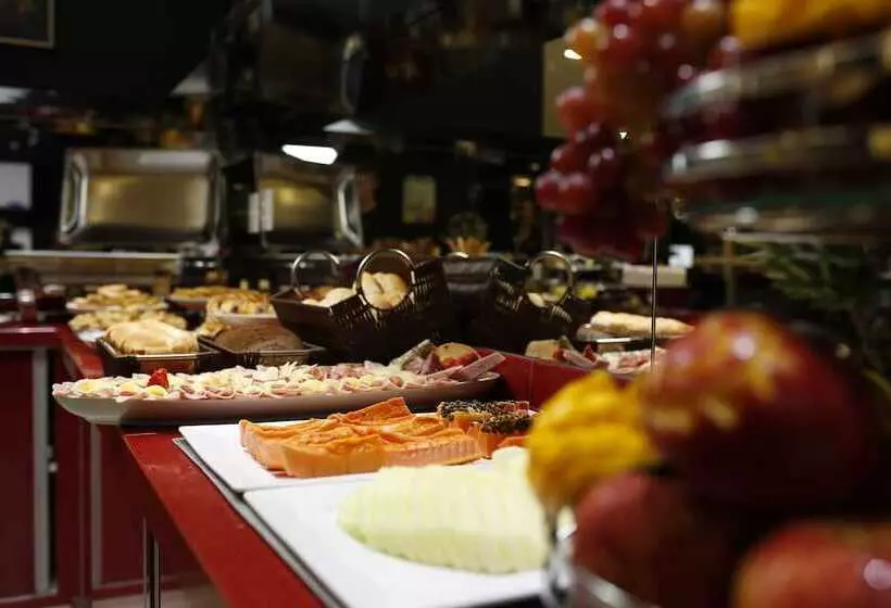 Holiday & Business Hotel   Em Frente Ao Centro De Eventos E Arena Conda