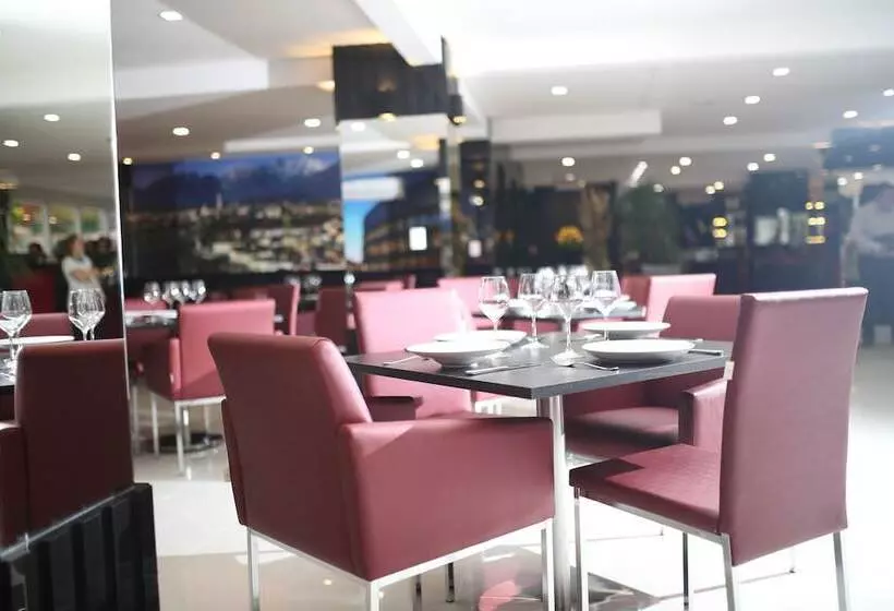 Holiday & Business Hotel   Em Frente Ao Centro De Eventos E Arena Conda