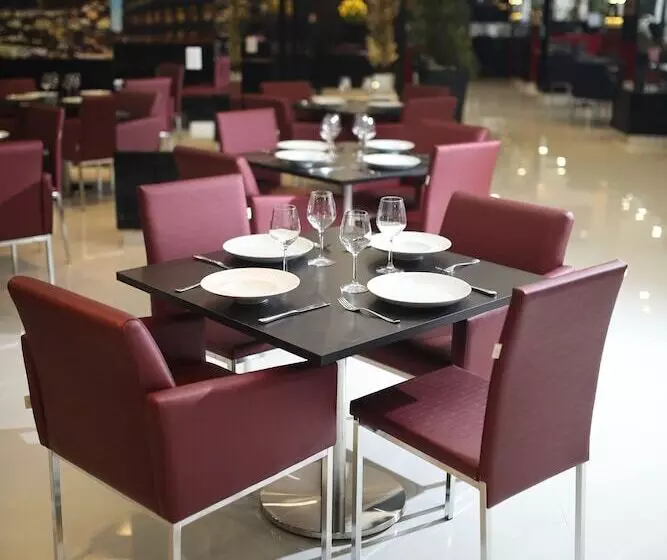 Holiday & Business Hotel   Em Frente Ao Centro De Eventos E Arena Conda