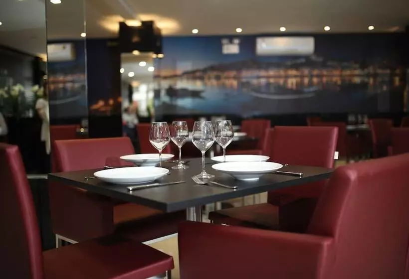 Holiday & Business Hotel   Em Frente Ao Centro De Eventos E Arena Conda