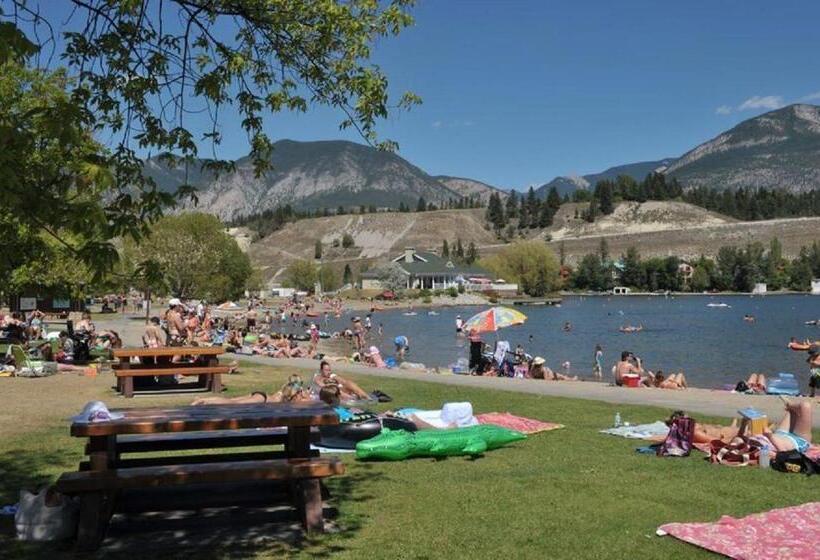 Akiskinook Lake Resort! 1 Bedroom Townhouse! Rent Monthly, Weekly, Private Entrance, Gas Bbq, Wi Fi