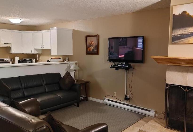 Akiskinook Lake Resort! 1 Bedroom Townhouse! Rent Monthly, Weekly, Private Entrance, Gas Bbq, Wi Fi