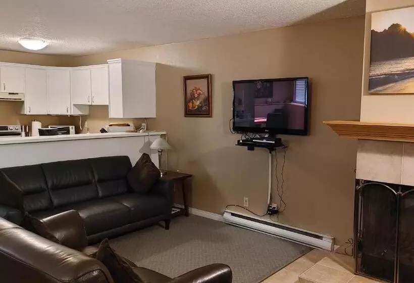 Akiskinook Lake Resort! 1 Bedroom Townhouse! Rent Monthly, Weekly, Private Entrance, Gas Bbq, Wi Fi