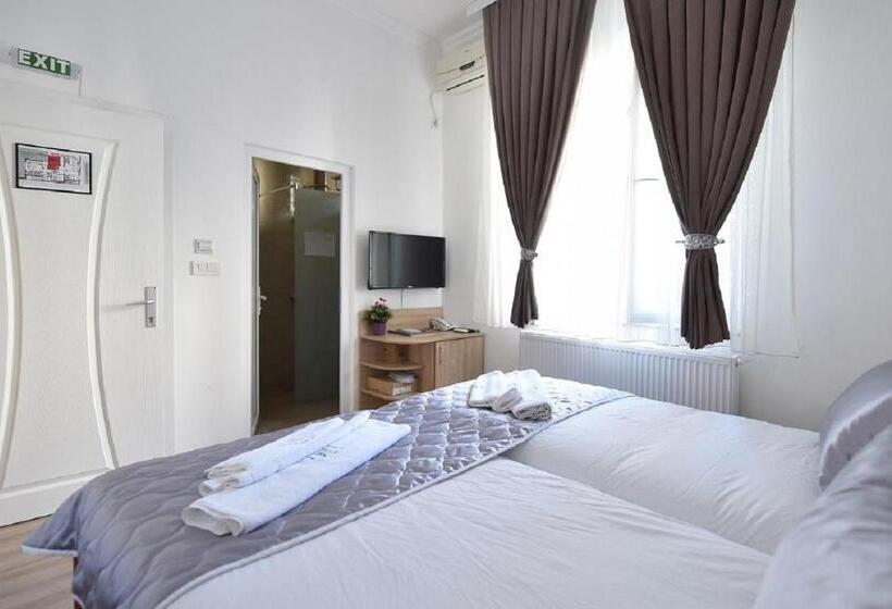 Villa Nina Hotel & Lounge Bar