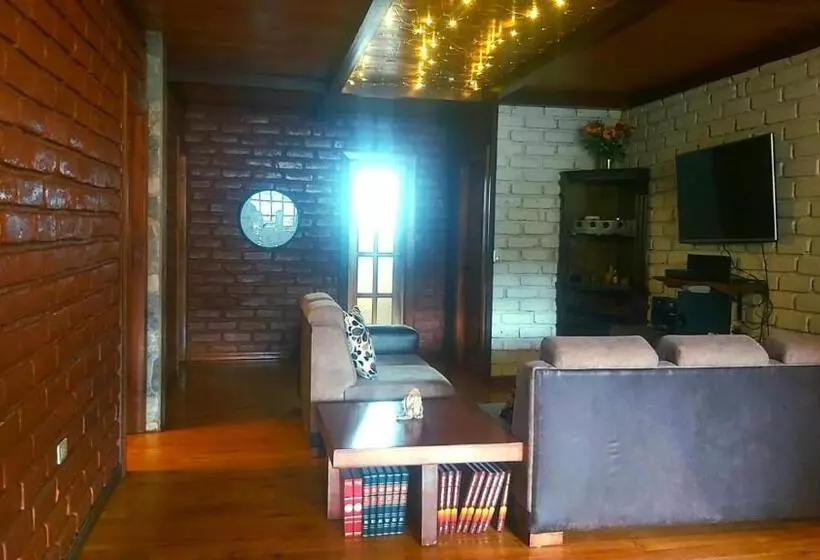 Aamiaismajoitus (B&B) Dystopia Hostel   All Day Breakfast