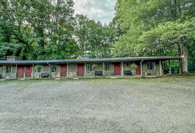 הוסטל Hemlock Inn