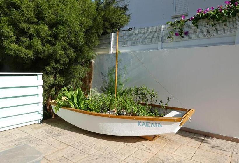 پانسیون Under The Palms