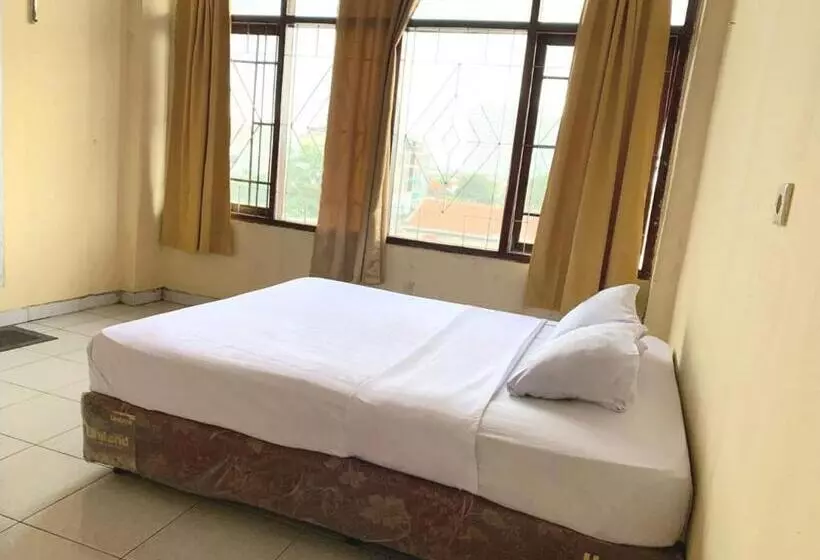 Hotelli Bojongsoang Guesthouse Redpartner