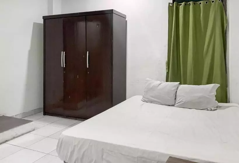 Hotelli Bojongsoang Guesthouse Redpartner