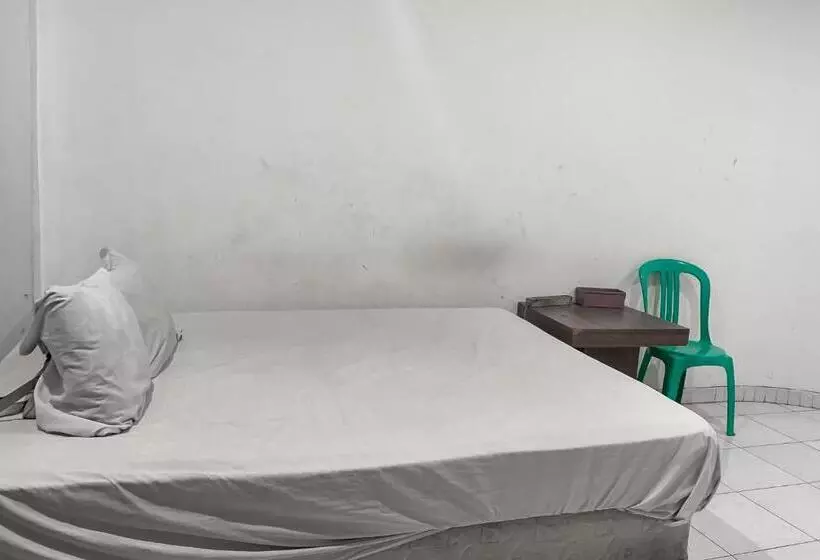 Hotelli Bojongsoang Guesthouse Redpartner