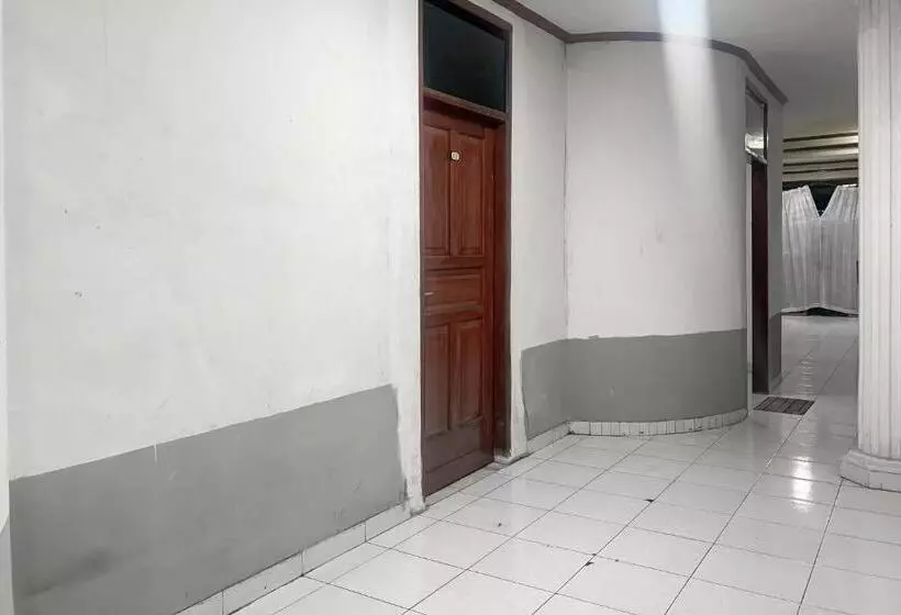 Hotelli Bojongsoang Guesthouse Redpartner