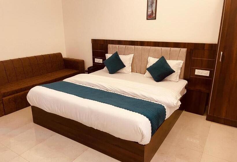 Отель Divine Ganga   Luxury Comfort ! Travellers Delight ! Budget Friendly ! Prime Location ! Guest Favour