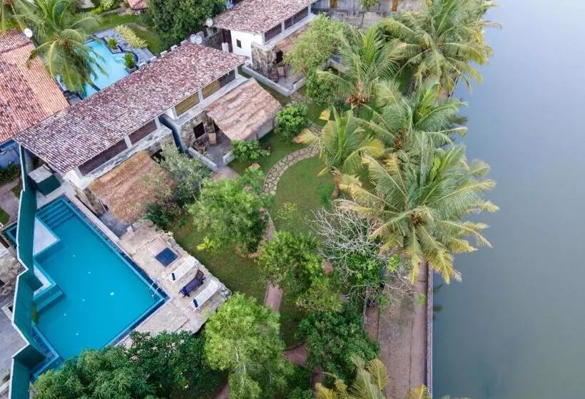 Hotelli Queens Mount Tri Villas