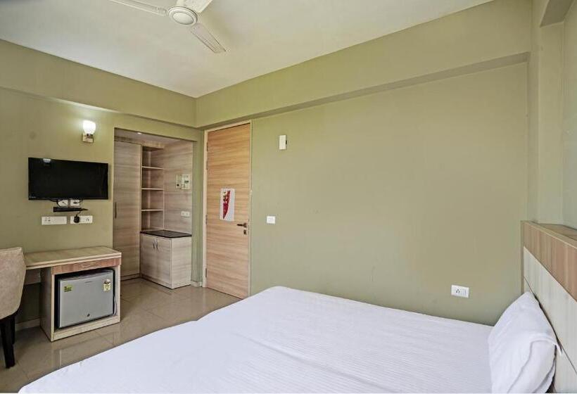 ホテル O Anirbhav Dham