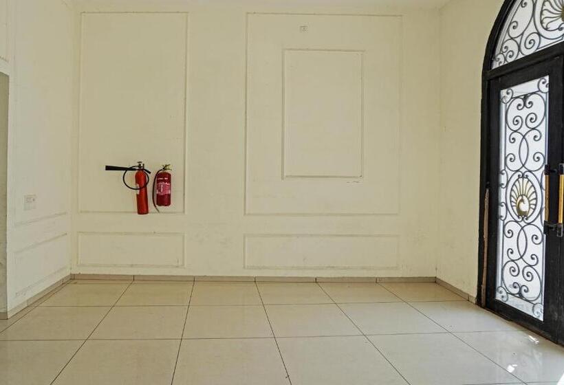 ホテル O Anirbhav Dham