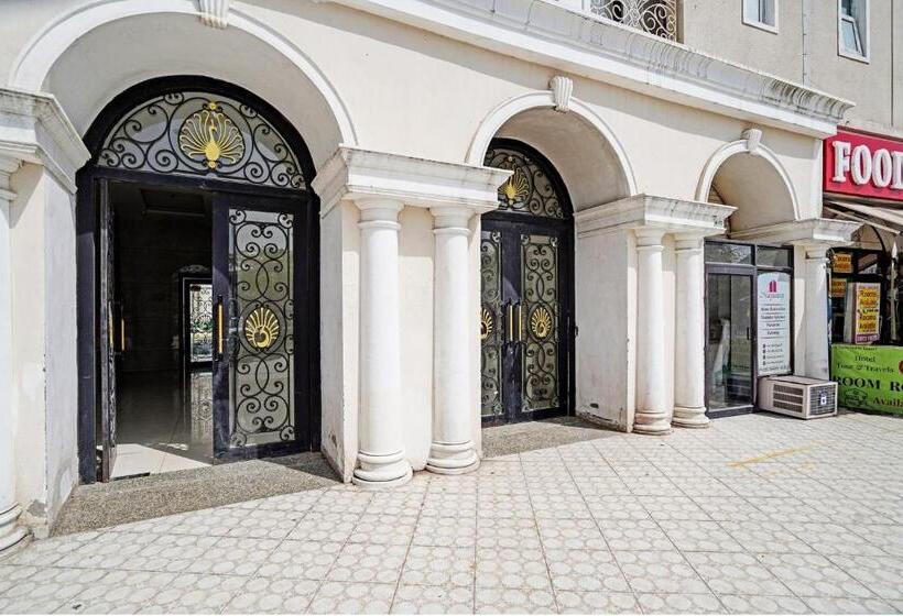 ホテル O Anirbhav Dham