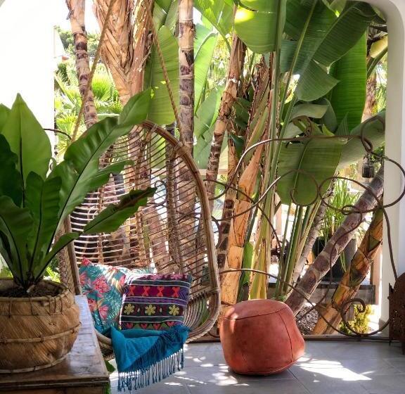 민박 One Thousand Waves