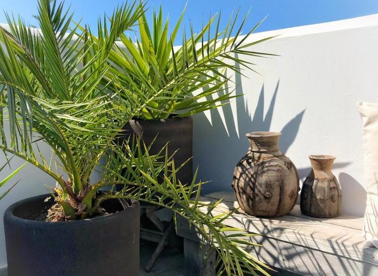 민박 One Thousand Waves