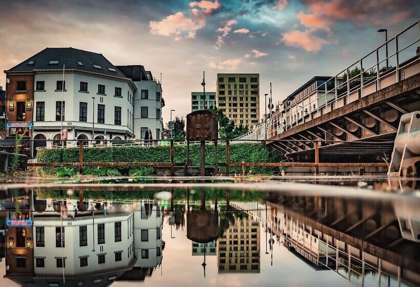 هتل U Eat & Sleep Antwerp