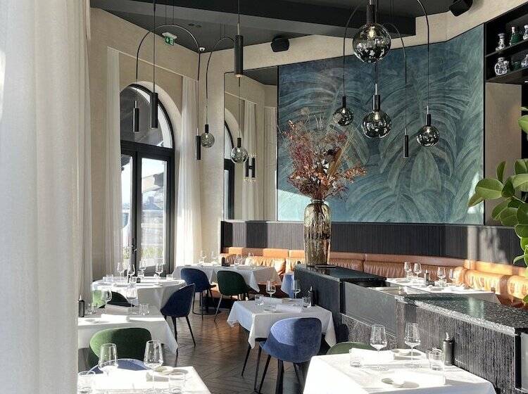 هتل U Eat & Sleep Antwerp