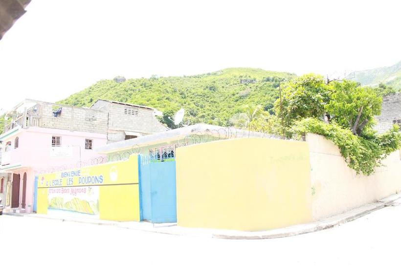 تختخواب و صبحانه Ecole Les Poupons