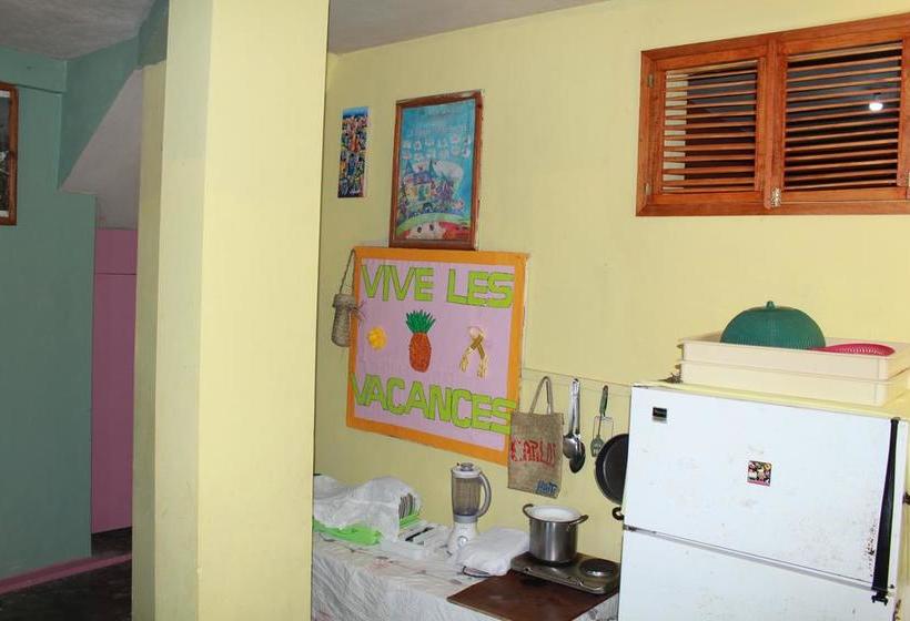 تختخواب و صبحانه Ecole Les Poupons