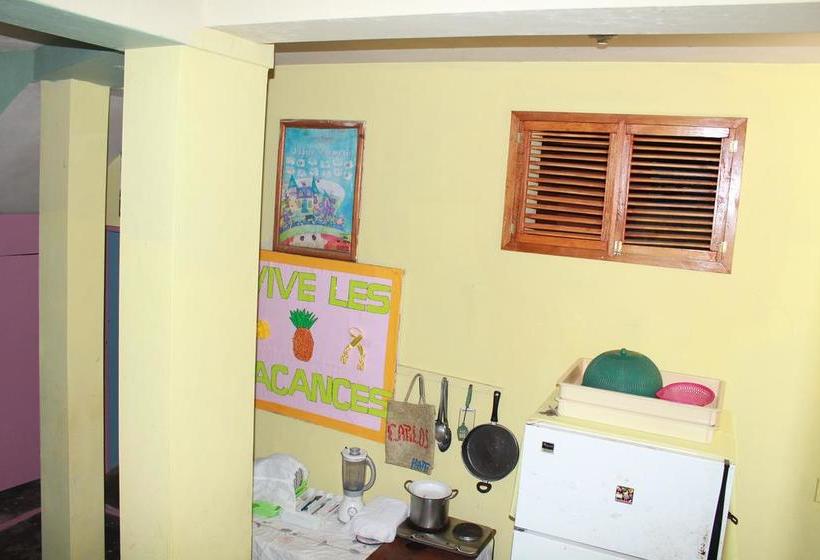 تختخواب و صبحانه Ecole Les Poupons