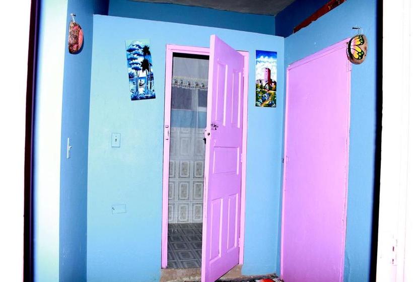 تختخواب و صبحانه Ecole Les Poupons