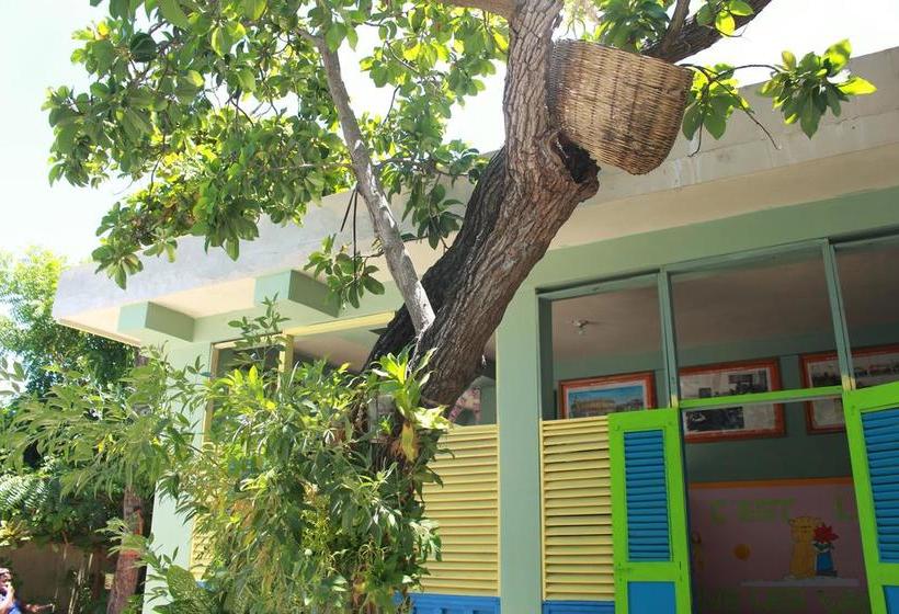 تختخواب و صبحانه Ecole Les Poupons