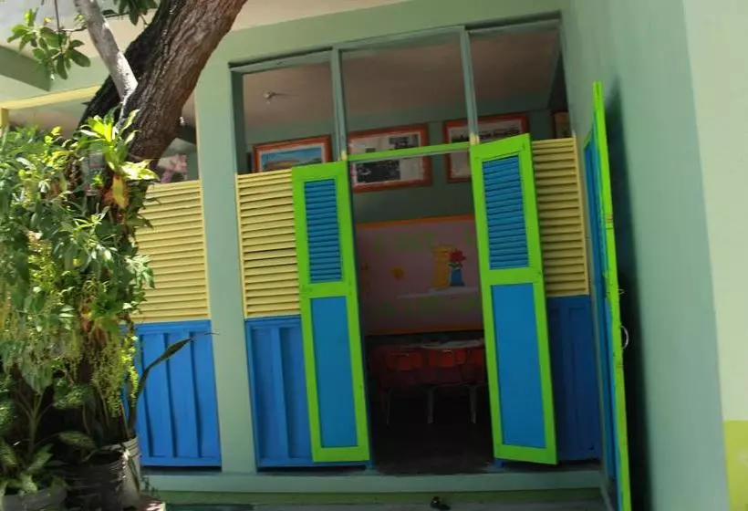 تختخواب و صبحانه Ecole Les Poupons