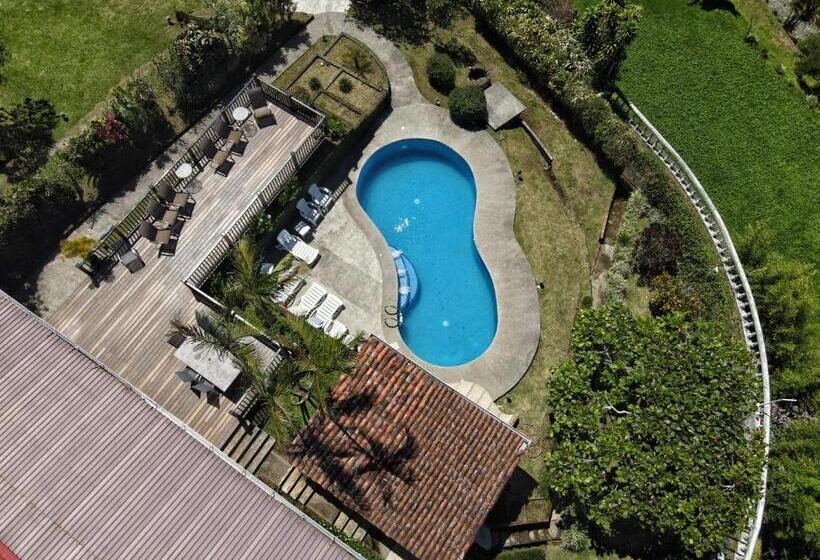 تختخواب و صبحانه Villas Aracari