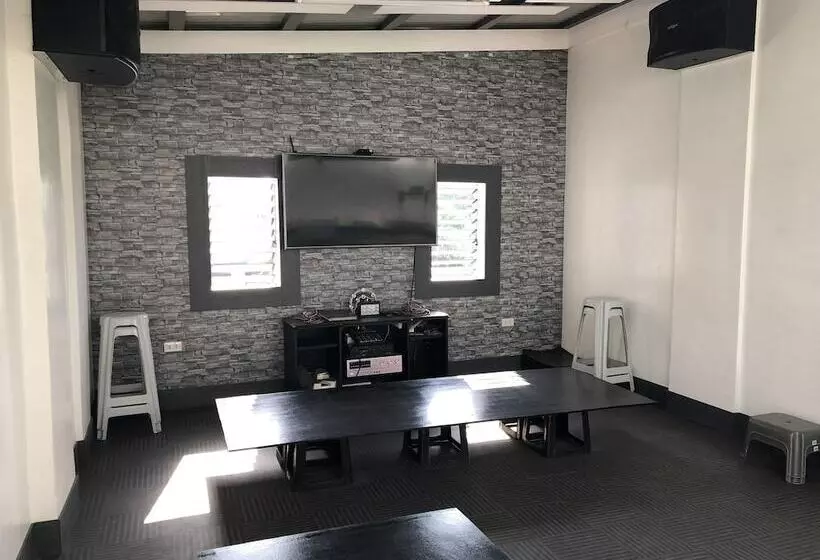 Ervoruto Hostel Makati