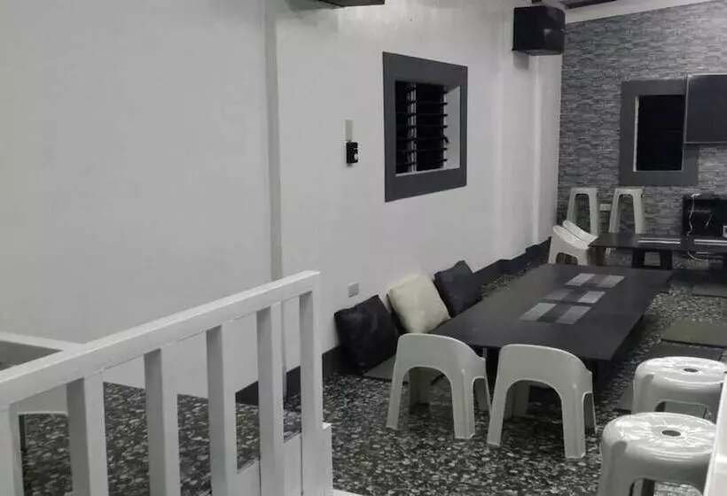 Ervoruto Hostel Makati