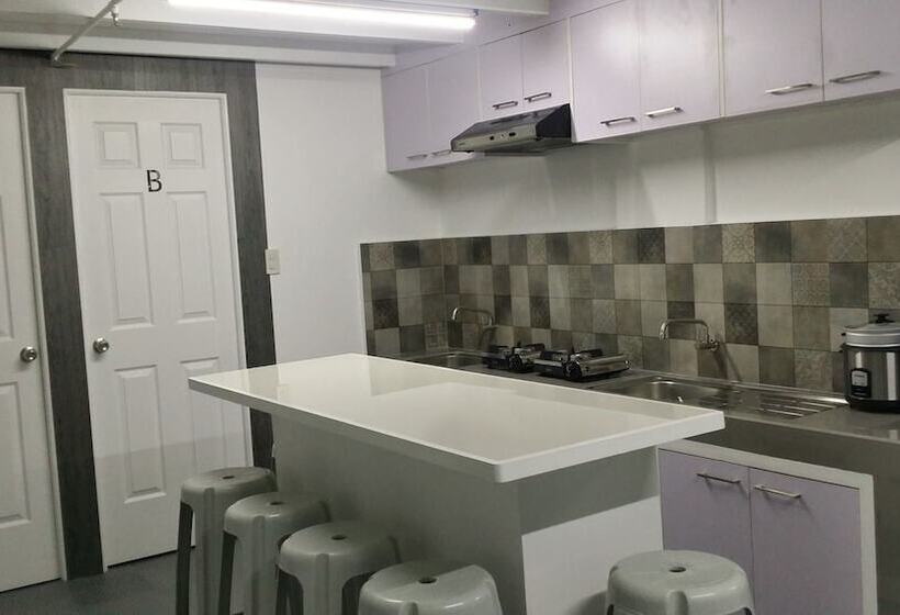 Ervoruto Hostel Makati