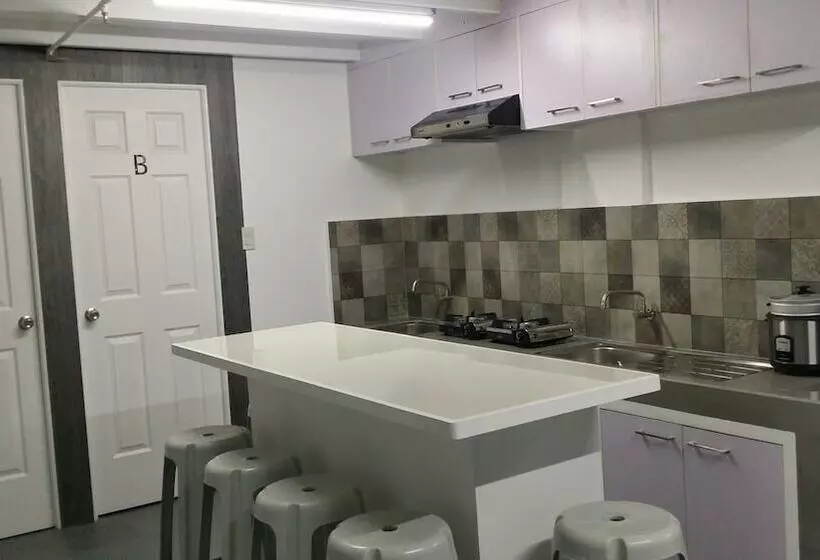 Ervoruto Hostel Makati