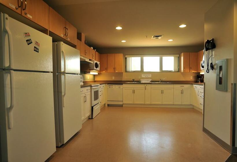 Отель Residence & Conference Centre Merritt