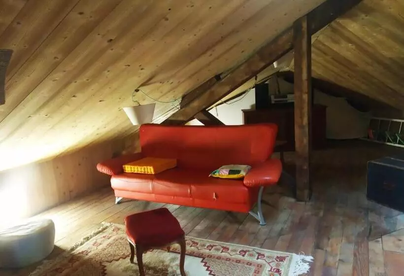 La Maison Rouge Backpacker Hostel